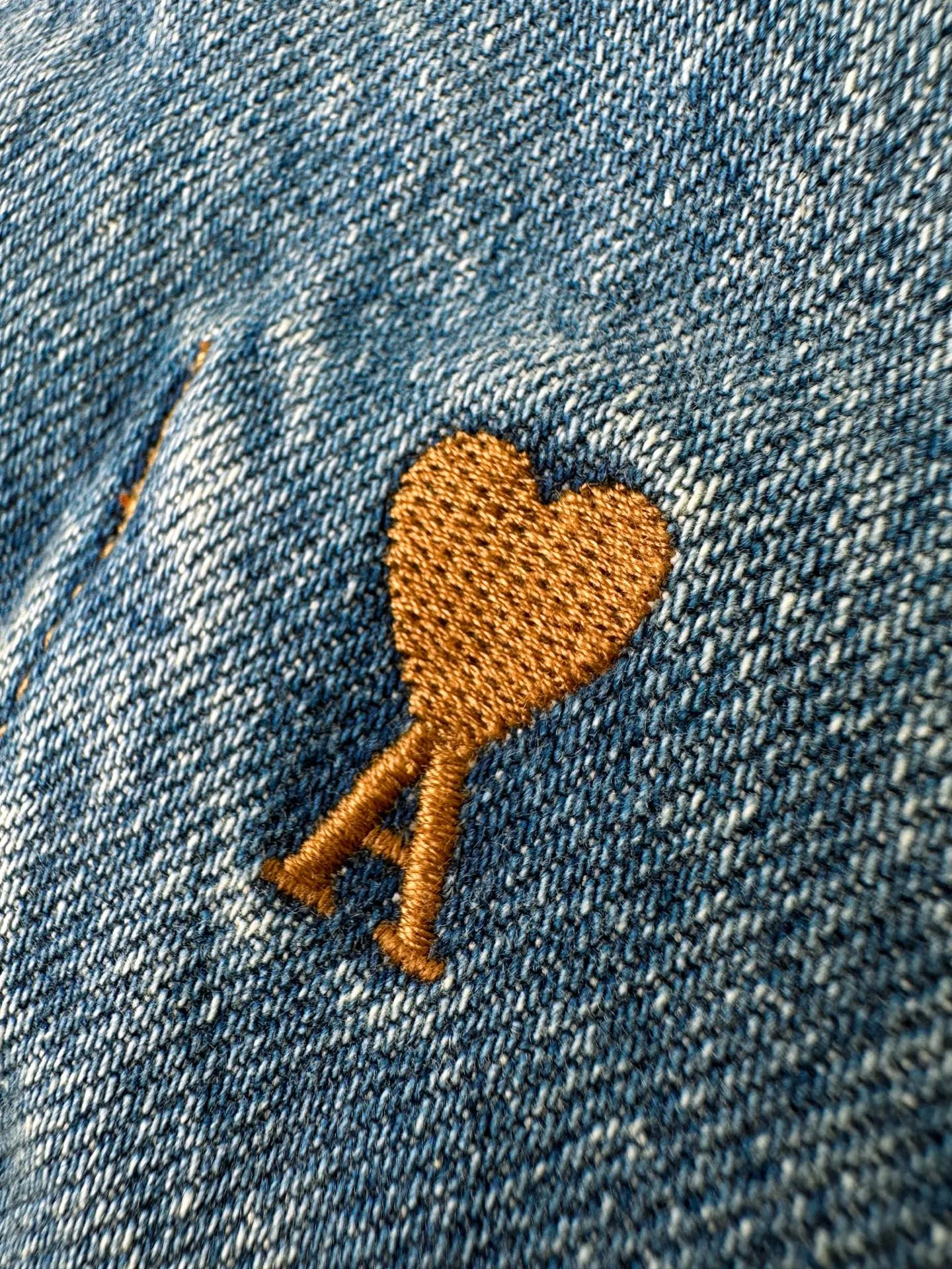 AP 265 Ami Paris embroidered denim jacket. Customized French mist washed denim. Stiff and stylish. Comfortable and soft. Made of distressed matte blue. The color is clear and elegant. Comes with soft light filter. Gold Brown love logo embroidery on the chest pocket looks like a gilt luxury seal. Low-key brand recognition. Vertical pockets on both sides hide practical ingenuity. Hem and cuffs are neatly trimmed with top-stitched edges. Retro workwear style is natural. The low-key decoration of the Cowhide Leather card on the back reveals French craftsmanship in the details. French relaxation and street elegance coexist and blend, creating a calm and graceful elegant family style. Process 1: Using imported machine embroidery technology. Using advanced computer control systems and precision mechanical components to achieve Ami love embroidery work with high precision and smooth and delicate lines. Process 2: Stone grinding, light fermentation, peeling, bleaching and softening. The mutual friction between pumice and clothing causes wear and fading effects on the surface of the denim. The combination of pulling and bleaching allows the clothing to produce a certain texture and stretching effect while bleaching. Process 3: Fried snowballs. Fried salt. Specially prepared corresponding solution. Add a certain amount of dye. Soak the denim material in it to absorb the solvent. Then scrub and dry to further fade and oxidize. Accessories: Customized 1:1 Ami zipper. Customized 1:1 Ami I-shaped buckle. Customized 1:1 Ami. Cowhide Leather playing cards customized 1:1 Ami trademark version: loose version Size: S M L XL Style number: BB 877